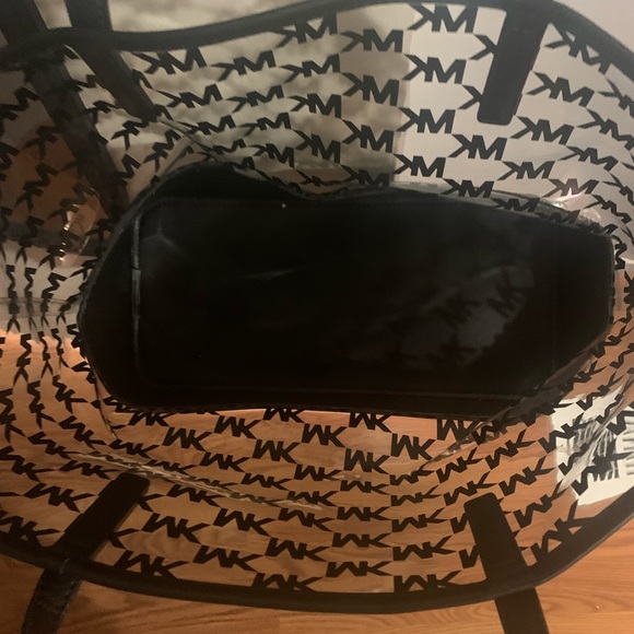 ———SOLD——-Michael Kors Logo Jet Set Clear. - Picture 2 of 2